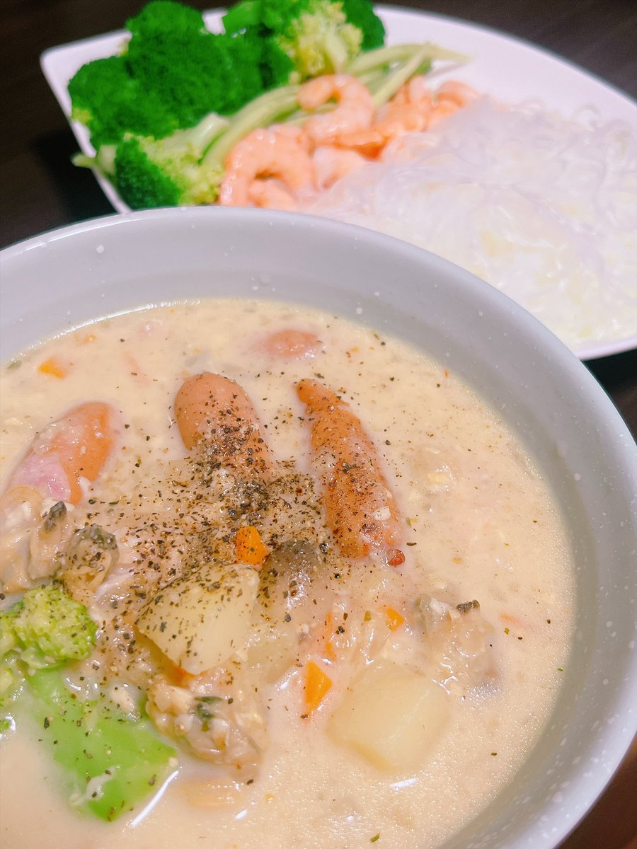 atoyuishock's tweet photo. 昨晩と今晩
2日目のクラムチャウダーにソーセージとブロッコリーとお味噌を入れるのにハマってる
昨日の奥に見えるのは様々なパン
今日の奥に見えるのは春雨と海老と野菜 https://t.co/0UHCI23mAc