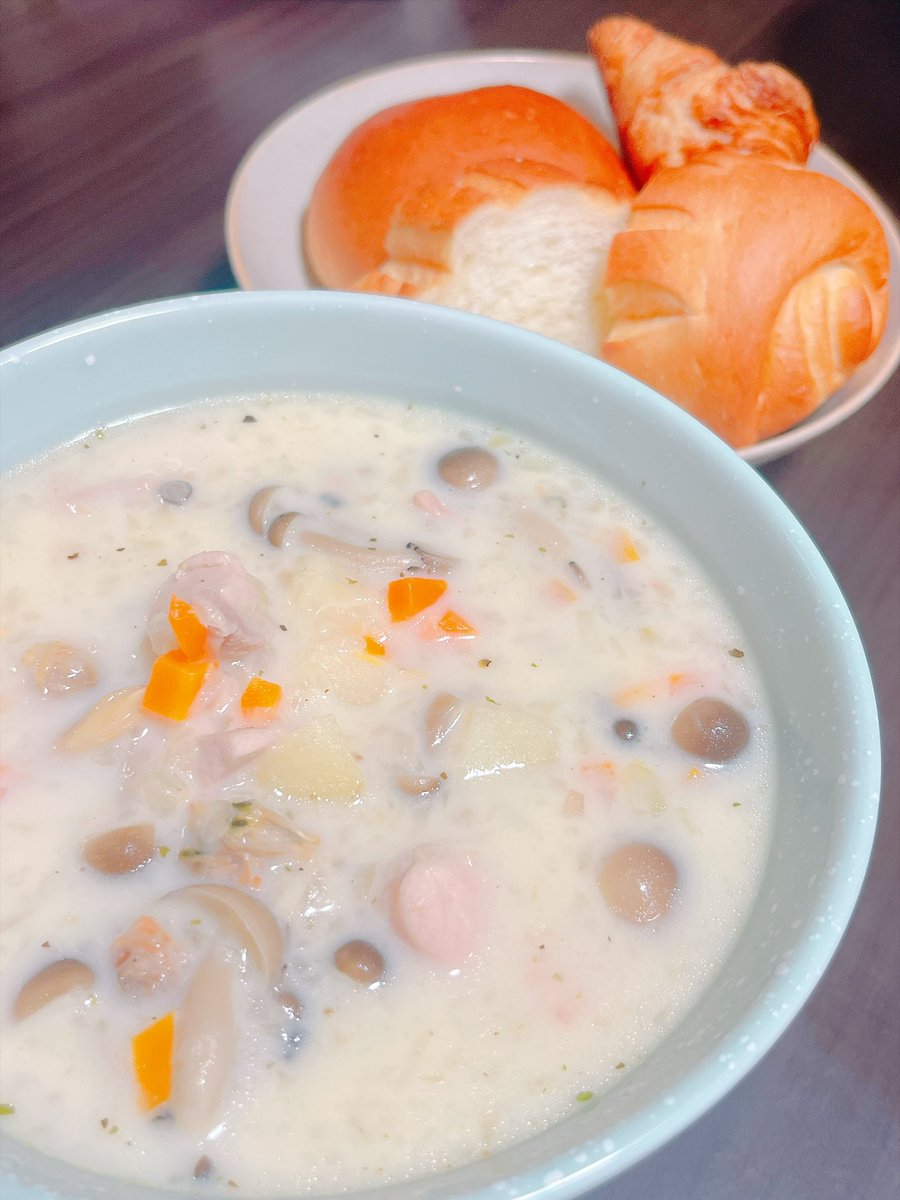 atoyuishock's tweet photo. 昨晩と今晩
2日目のクラムチャウダーにソーセージとブロッコリーとお味噌を入れるのにハマってる
昨日の奥に見えるのは様々なパン
今日の奥に見えるのは春雨と海老と野菜 https://t.co/0UHCI23mAc