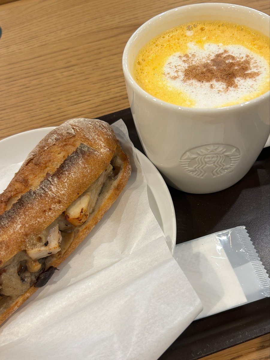 t9rbxj's tweet photo. スタバ新作の3種のきのこ&amp;ローストチキンサンド絶対食べてほしい。クリーミーなきのこソースがうますぎる😭かぼちゃのスープチーノと一緒���食べると秋満喫できる🍂 https://t.co/rkoengZ46g