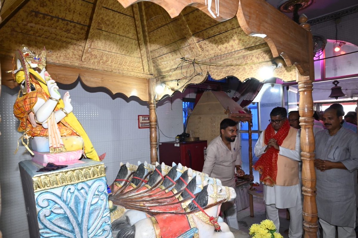 rsprasad's tweet photo. माननीय प्रधानमंत्री श्री @narendramodi जी के जन्मदिवस एवं उनके 25 वर्षों के गौरवशाली सेवाकाल के उपलक्ष्य में आयोजित ‘सेवा संकल्प अभियान’ के निमित्त संसदीय क्षेत्र अंतर्गत जल्ला मंडल स्थित सुप्रसिद्ध सूर्य मंदिर में भगवान भास्कर की पूजा-अर्चना कर आशीर्वाद प्राप्त करने का सौभाग्य प्राप्त हुआ।

तत्पश्चात स्थानीय जनप्रतिनिधियों एवं देवतुल्य कार्यकर्ताओं के साथ संवाद कर क्षेत्र में चल रहे विकासात्मक कार्यों की समीक्षा की।

मेरे प्रयासों से मंदिर परिसर में निर्मित पवित्र तालाब के सौंदर्यीकरण एवं समुचित व्यवस्था हेतु प्रशासन से वार्ता की, ताकि छठ महापर्व के अवसर पर यहाँ पूजन करने वाले हजारों श्रद्धालु छठ व्रतियों को किसी प्रकार की असुविधा का सामना न करना पड़े।