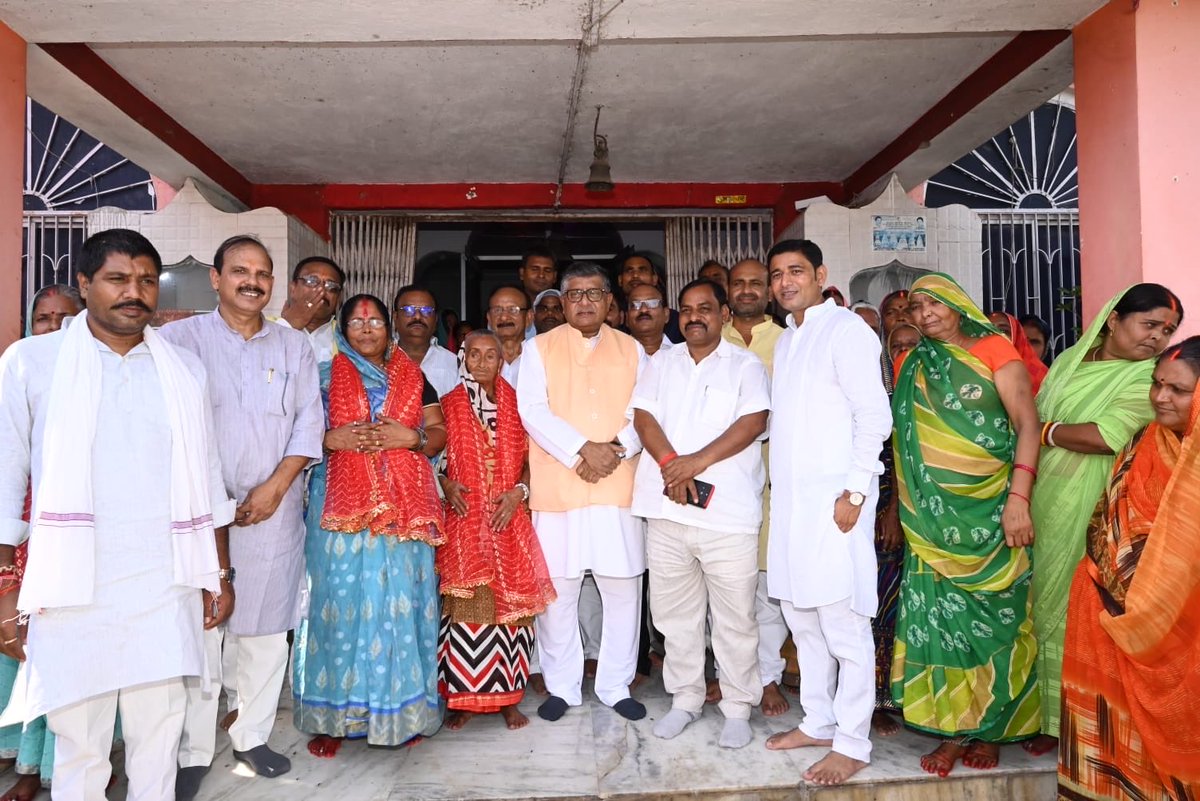 rsprasad's tweet photo. माननीय प्रधानमंत्री श्री @narendramodi जी के जन्मदिवस एवं उनके 25 वर्षों के गौरवशाली सेवाकाल के उपलक्ष्य में आयोजित ‘सेवा संकल्प अभियान’ के निमित्त संसदीय क्षेत्र अंतर्गत जल्ला मंडल स्थित सुप्रसिद्ध सूर्य मंदिर में भगवान भास्कर की पूजा-अर्चना कर आशीर्वाद प्राप्त करने का सौभाग्य प्राप्त हुआ।

तत्पश्चात स्थानीय जनप्रतिनिधियों एवं देवतुल्य कार्यकर्ताओं के साथ संवाद कर क्षेत्र में चल रहे विकासात्मक कार्यों की समीक्षा की।

मेरे प्रयासों से मंदिर परिसर में निर्मित पवित्र तालाब के सौंदर्यीकरण एवं समुचित व्यवस्था हेतु प्रशासन से वार्ता की, ताकि छठ महापर्व के अवसर पर यहाँ पूजन करने वाले हजारों श्रद्धालु छठ व्रतियों को किसी प्रकार की असुविधा का सामना न करना पड़े।