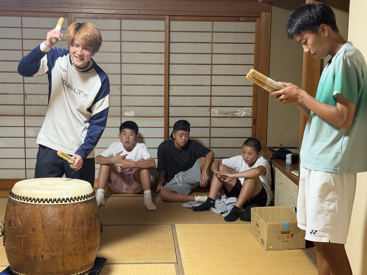 becha_info's tweet photo. 太鼓の練習

今日は人が少ないので、中学生も飛び入り参加

未来の叩き手

しっかり練習して上手くなりましょう🥁

ポスター配布中です👺✨✨ https://t.co/ls67MlDeue