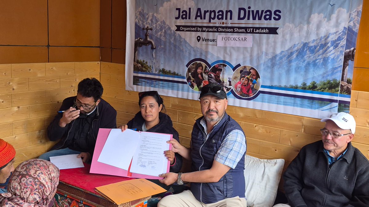 ice_leh's tweet photo. Jal Arpan Diwas celebrated successfully at Fotoksar (13,700 ft), a remote high-mountain village in Ladakh. PHED Exn explained the core agenda during MoU exchange and assured continued support for major expenses. The community expressed delight at the commitment.
#JalArpanDiwas https://t.co/bcXB1w7Lmp