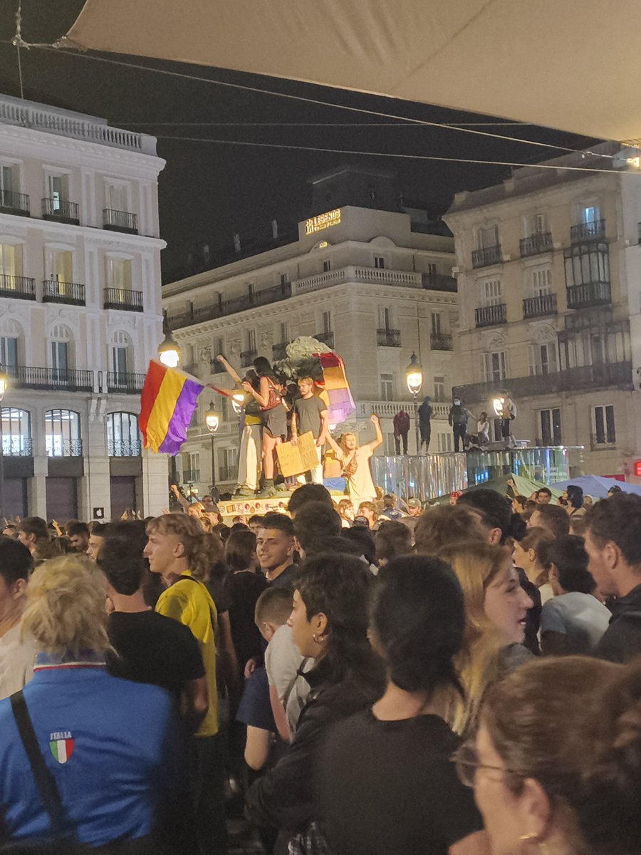 rauul13_'s tweet photo. Q bonita está la Puerta del Sol https://t.co/ZSRpptknxJ