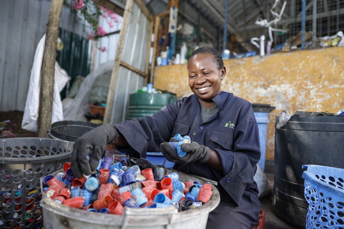 ObedOmbasa's tweet photo. When women participate in the circular economy, families, businesses &amp; communities benefit. HOK is creating pathways for women to build enterprises around recycling and material recovery. 
#MajiNaTakaKE @EuInKenya @PACJA1 @feskenya @CSUDPKenya https://t.co/fDRHJGTpRv