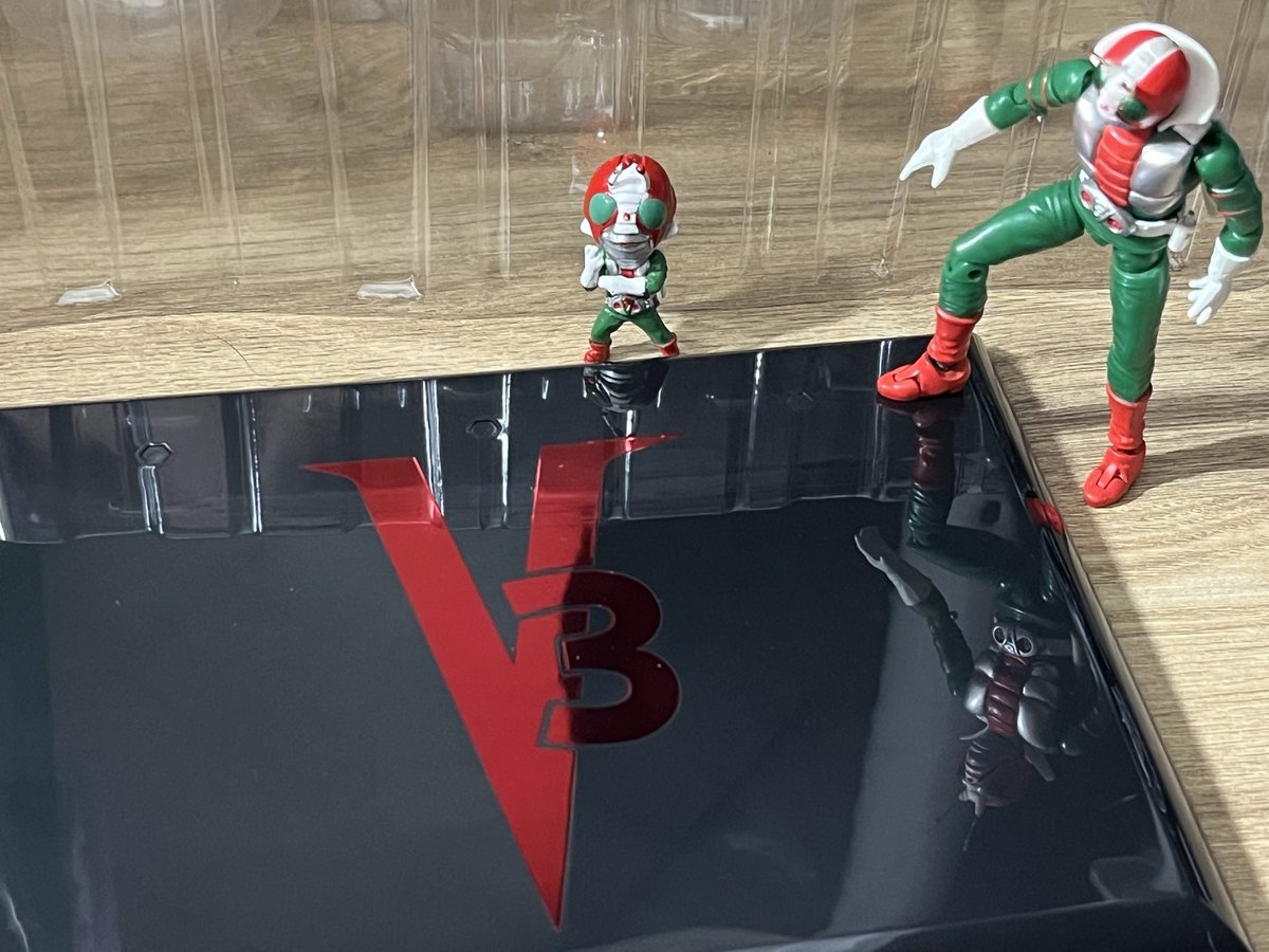 chill_out_v3's tweet photo. お立ち台が出現
綺麗過ぎてV3の姿が全部反射してますよ https://t.co/htRPtD2R6F