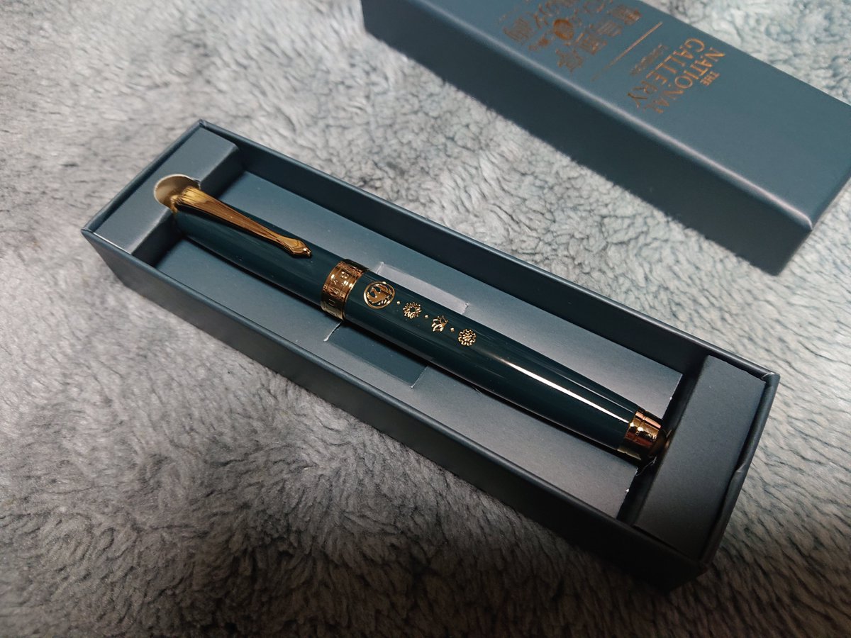 yutaredriver's tweet photo. 儒烏風亭らでんさんの美術館コラボボールペン届いた
全くVtuberグッズは買わないんだけど、このボールペンは思わず買ってしまったんだよね。

確かそろそろの筈だけど、いつ届くのかなぁ～？と思っていたら、発送通知なく届いてたw https://t.co/Bu9On7iyHi