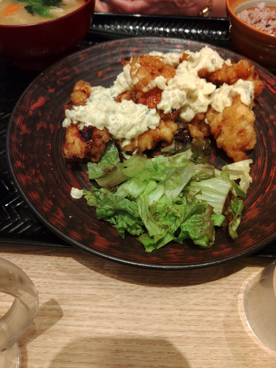 IzutaniM's tweet photo. 息子の嫁が海外出張から今帰宅ーーー子守りの「同士」と祝杯wwwーーー幼稚園→スイミング→テニス・レッスンーーータクシーでーーー二人ともクタクターーー明日も来るけどーーーかなり楽ーーー明日からジムーーーyoutubeでも聴きながらいつもの有酸素運動ーーー https://t.co/mQAxFCxHBO