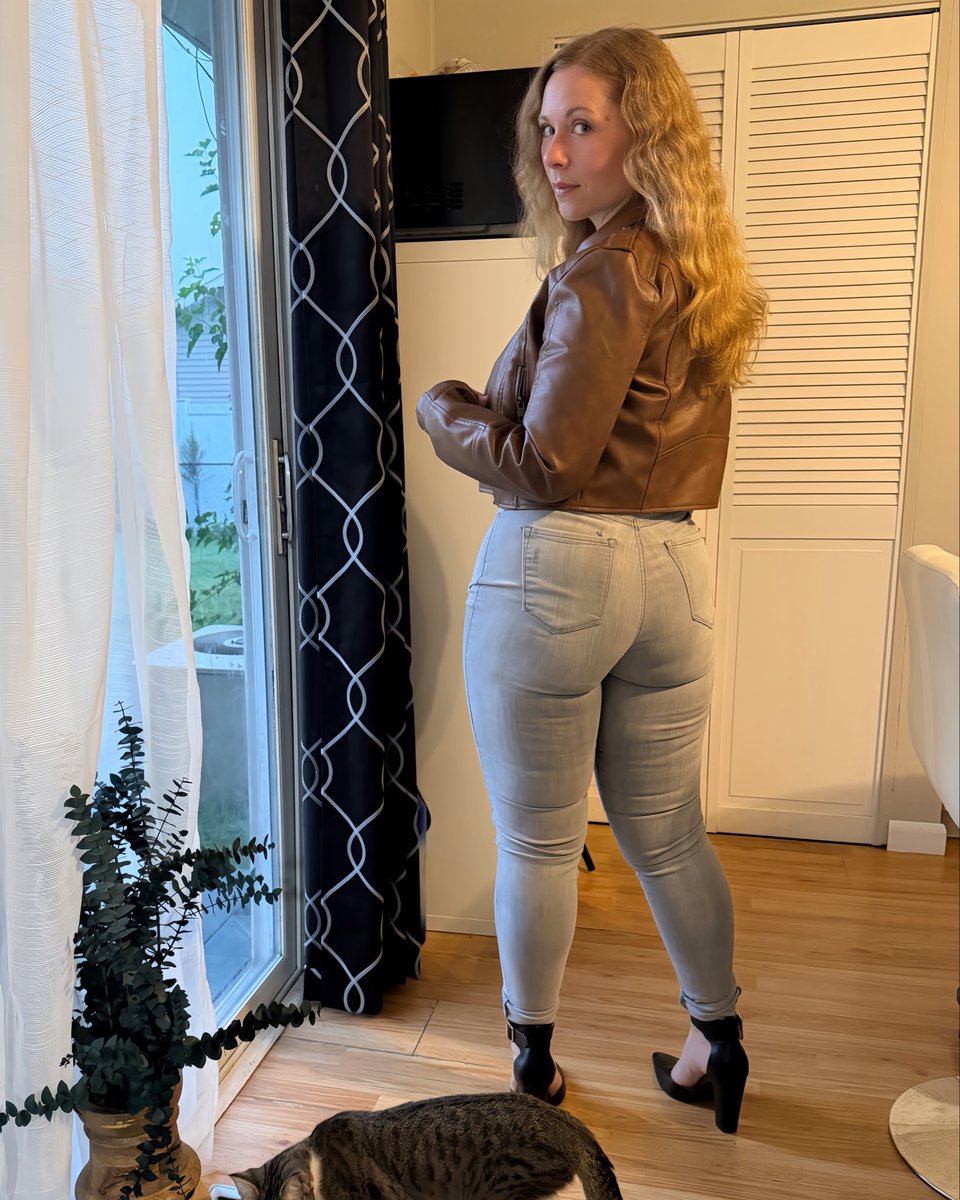 Kassie_ge's tweet photo. Fall is here! In my younger days I hated fall because it meant winter was coming. But I’ve learned to appreciate it. And actually even enjoy it. Just need to get a little fire pit for the deck. 👀👀 #fallvibes🍁 #fallfashion #curvywomen #blondehair #agegracefully https://t.co/bUNqFctxYY