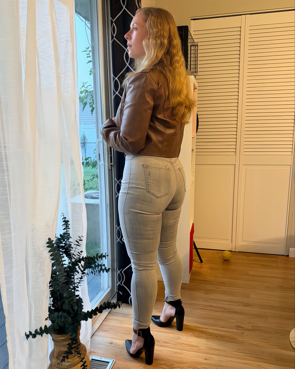 Kassie_ge's tweet photo. Fall is here! In my younger days I hated fall because it meant winter was coming. But I’ve learned to appreciate it. And actually even enjoy it. Just need to get a little fire pit for the deck. 👀👀 #fallvibes🍁 #fallfashion #curvywomen #blondehair #agegracefully https://t.co/bUNqFctxYY