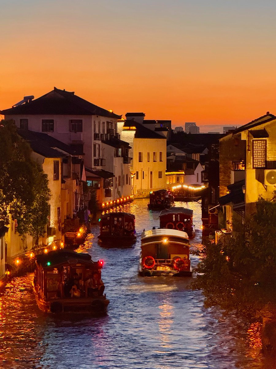 lxpsag's tweet photo. Golden hour reflections and glowing lanterns. There is nothing quite like a peaceful evening cruise through the historic water towns of Suzhou. It feels like stepping right into a painting https://t.co/XHU2tj72g6