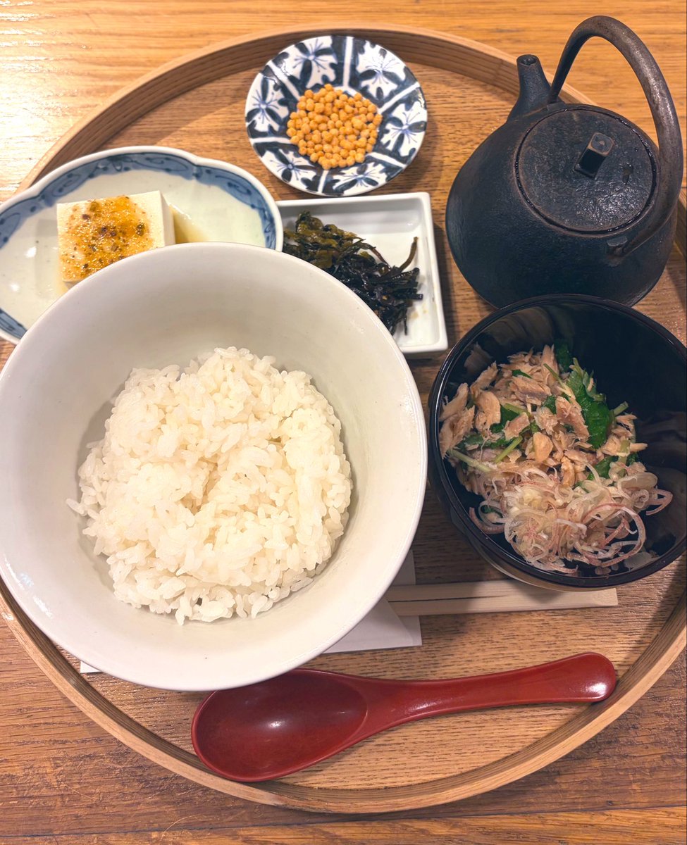shirasudayoo's tweet photo. 東京駅で好きなお店、茅乃舎！！

テイクアウトカップのお出汁やスープも美味しいけど、東京駅限定の出汁茶漬けは開店時間前から大行列🙀
でも行列も納得のおいしさ🍵🍚
お出汁の安定感はさることながら、お米のおいしさが素晴らしく🥹
このお茶漬けを食べるために東京駅に行くこともあるくらい好き🥰 https://t.co/3SrqVjrl4A