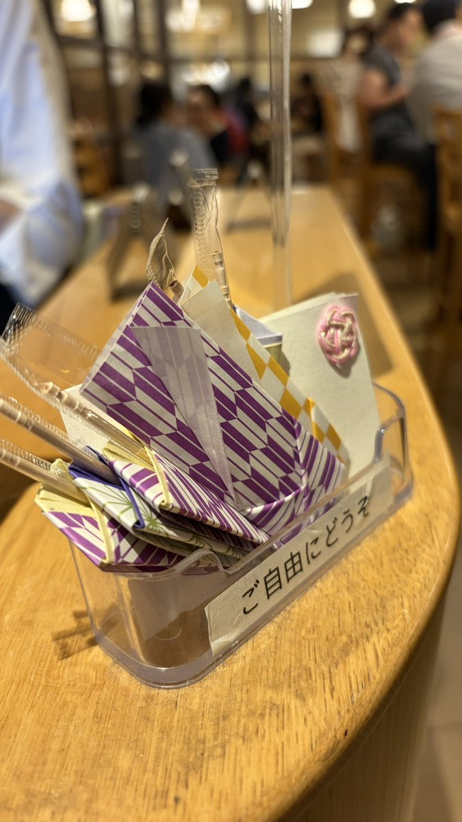 shirasudayoo's tweet photo. 東京駅で好きなお店、茅乃舎！！

テイクアウトカップのお出汁やスープも美味しいけど、東京駅限定の出汁茶漬けは開店時間前から大行列🙀
でも行列も納得のおいしさ🍵🍚
お出汁の安定感はさることながら、お米のおいしさが素晴らしく🥹
このお茶漬けを食べるために東京駅に行くこともあるくらい好き🥰 https://t.co/3SrqVjrl4A