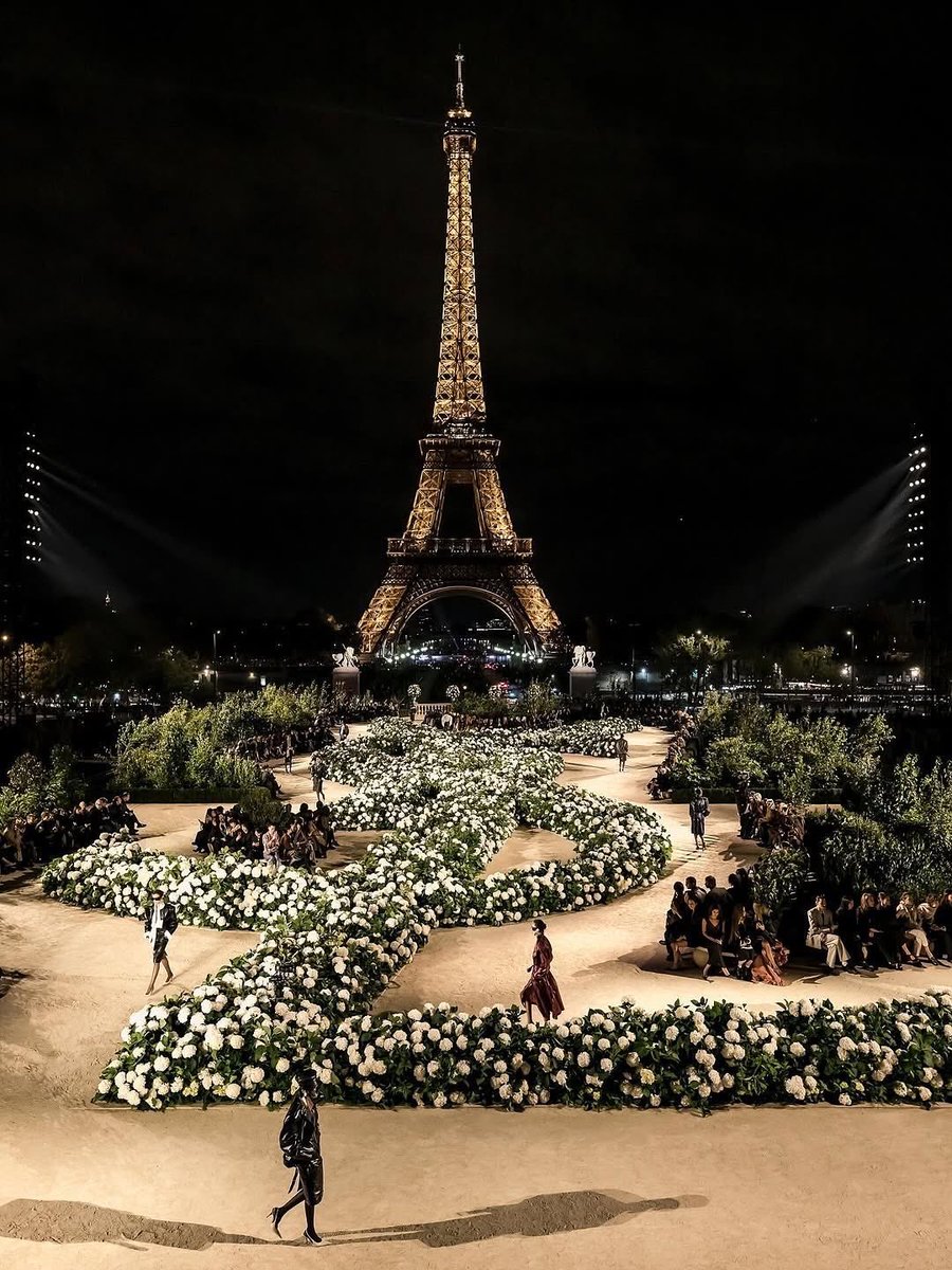 Rave_magazin's tweet photo. This YSL SS26 runway set design is forever iconic! https://t.co/YSnZREM2qg