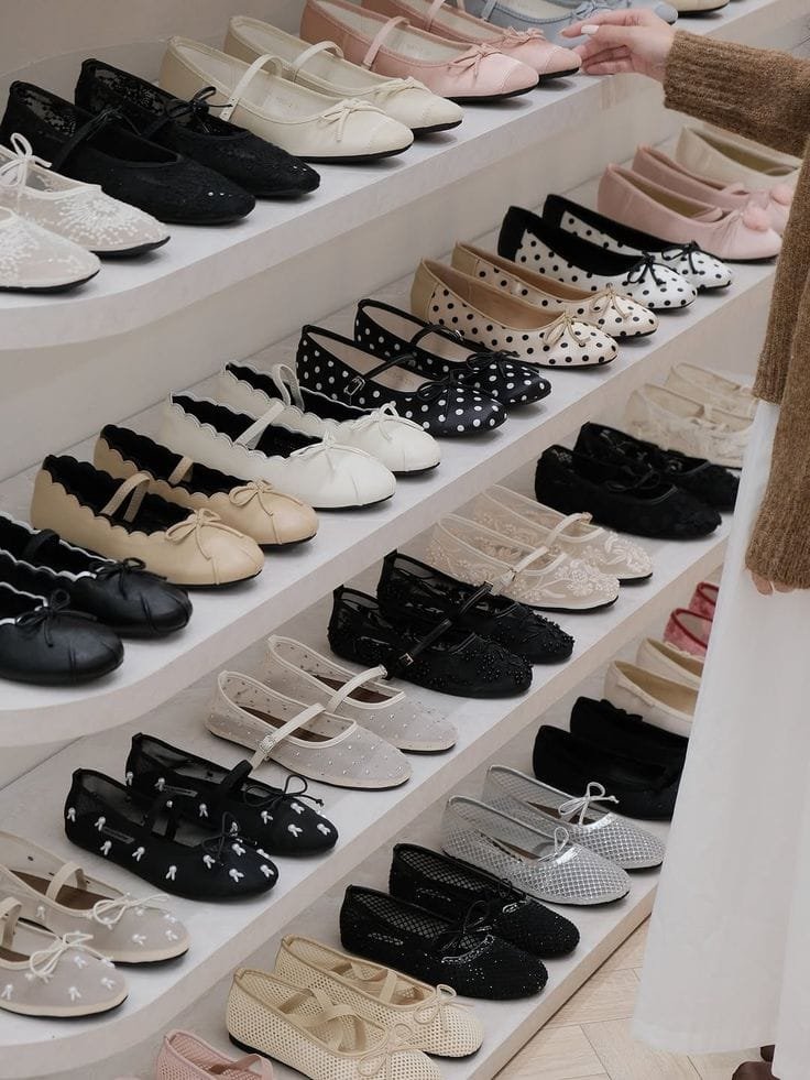 cloudmorii's tweet photo. GIRLS PLIS STOP SCROLL DULU 🫵🏻 kalian harus tau toko flatshoes yang harganya cuma mulai 40 ribuan aja 😭 modelnya juga nggak perlu diraguin, soalnya cakep-cakep banget!! https://t.co/qNtNtoNqVF