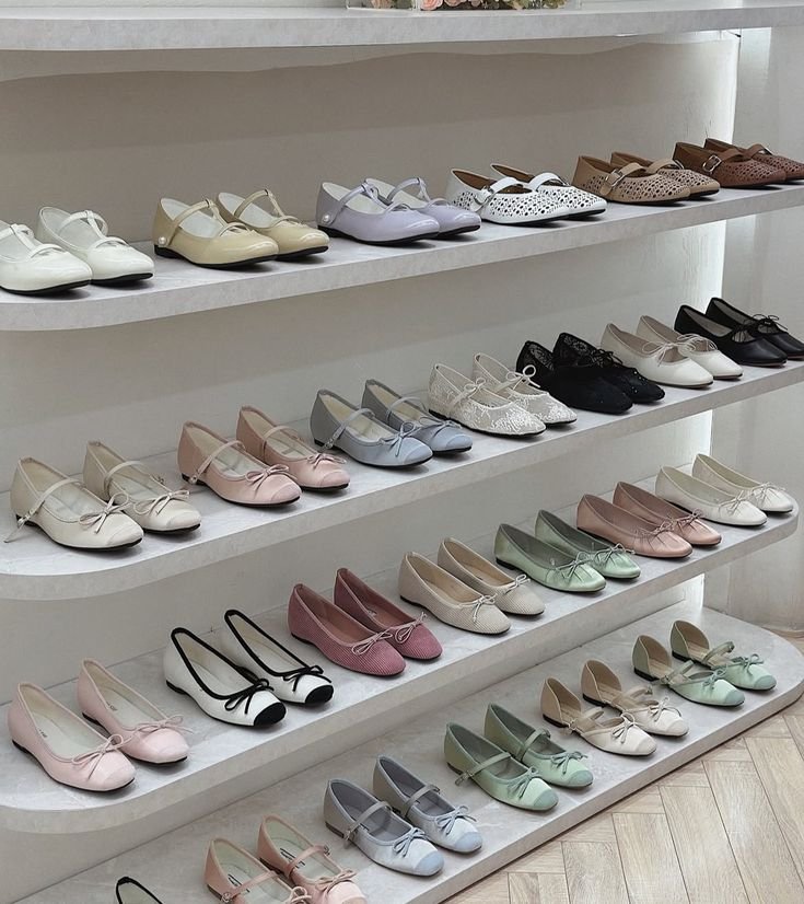 cloudmorii's tweet photo. GIRLS PLIS STOP SCROLL DULU 🫵🏻 kalian harus tau toko flatshoes yang harganya cuma mulai 40 ribuan aja 😭 modelnya juga nggak perlu diraguin, soalnya cakep-cakep banget!! https://t.co/qNtNtoNqVF