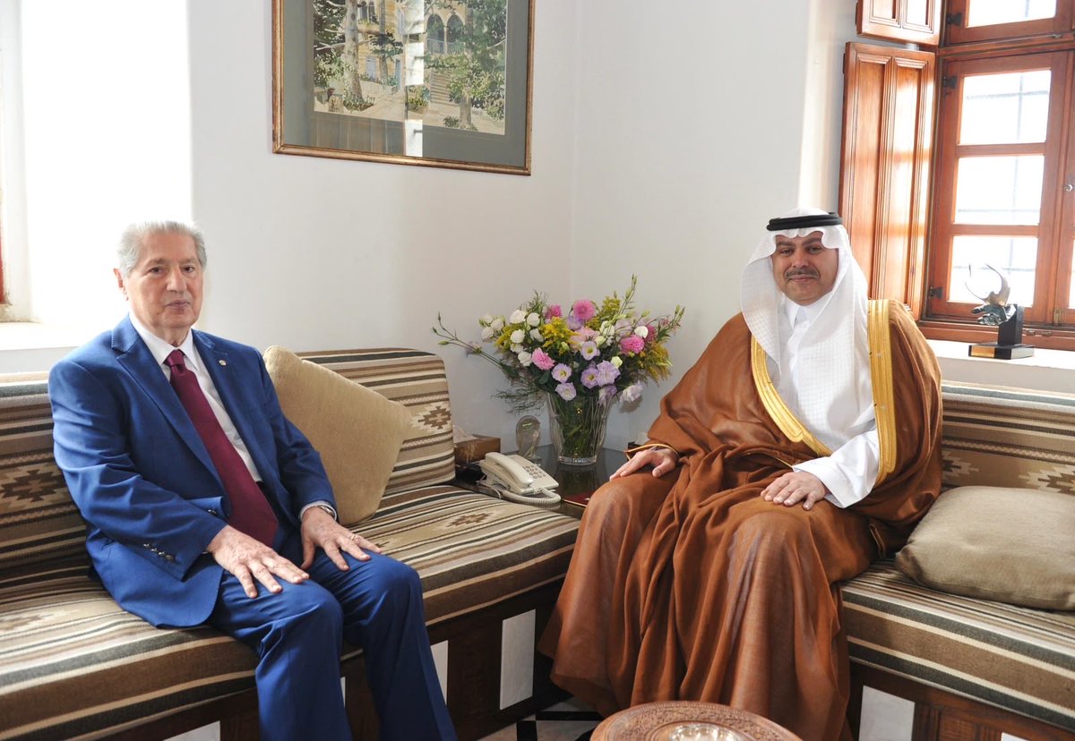 FahadAALDOSARI's tweet photo. تشرفت اليوم بلقاء فخامة رئيس الجمهورية الأسبق الشيخ / أمين الجميّل في دار سكن فخامته .
واستمعت خلال اللقاء لوجهة نظر فخامته حيال عدد من المواضيع التي تخص الشأن اللبناني.
🇱🇧🇸🇦 https://t.co/KYvXxlSNpd