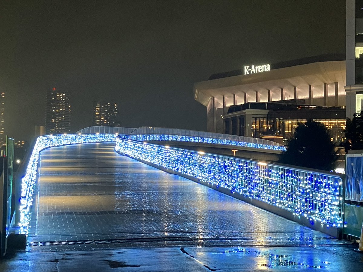 kata_1122's tweet photo. 暇だから横浜周辺を散歩。Kアリーナに繋がる道がオシャレで綺麗な装飾で草 https://t.co/pbx8mzFwQA