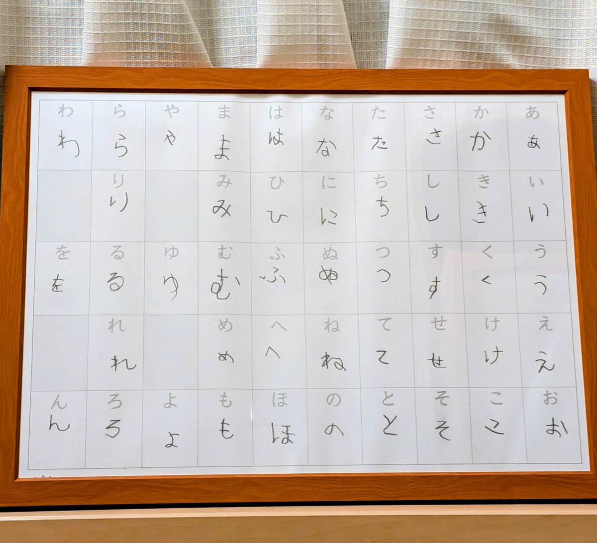 roca_rocca_roca's tweet photo. キャンドゥの手作りひらがなひょうで、5歳に小学校で直される前の今しか書けない五十音を書いてもらったよ。
は〜〜かわいいーーー　たどたどしさが愛おしい…
額に入れて飾ったら、すごく嬉しそうだったよ🫶 https://t.co/5jfrmV1J5U