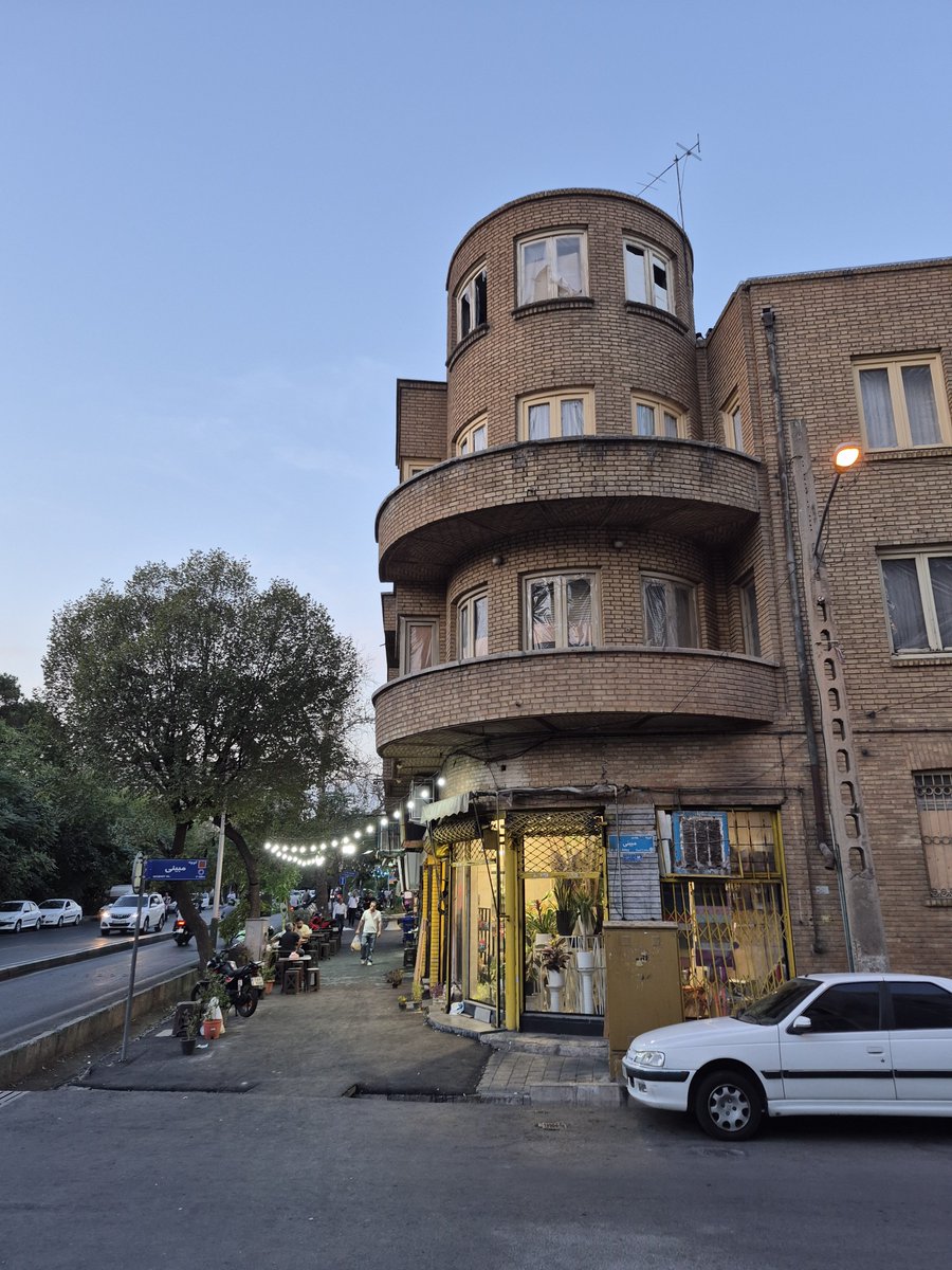 accent1848's tweet photo. از زیبایی‌های تهران: ساختمانی قدیمی در مجاورت سفارت آمریکا که هنوز تخریب نشده و پابرجاست.
خیلی دوست داشتم که روی بالکن بالایی می‌رفتم و از آن‌جا خیابان و آسمان را تماشا می‌کردم. https://t.co/aWfWoGMuGR