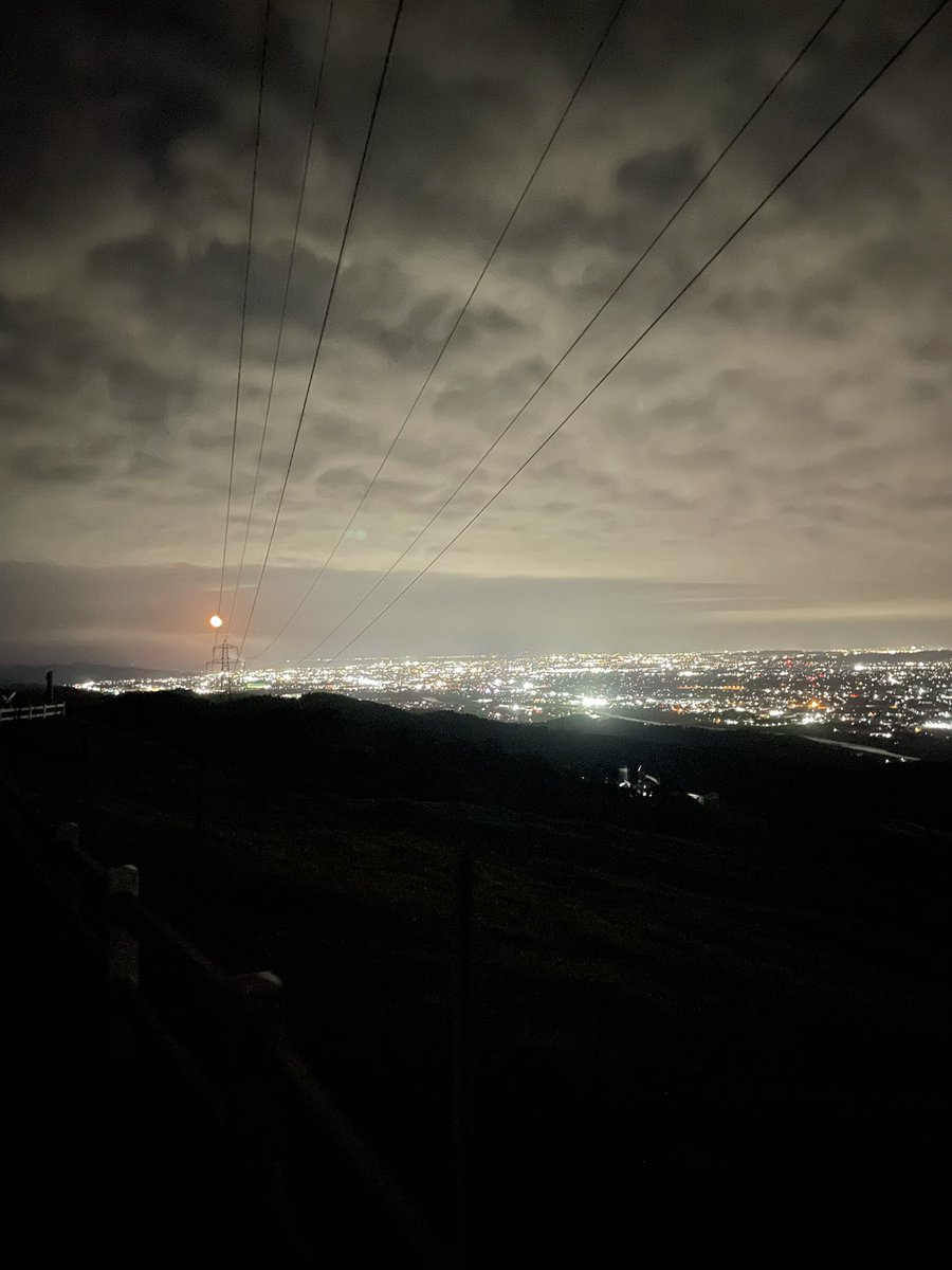 tatsu9759's tweet photo. 夜景見るのも久々だね

月が🍊 https://t.co/ZY4V3GnfuB