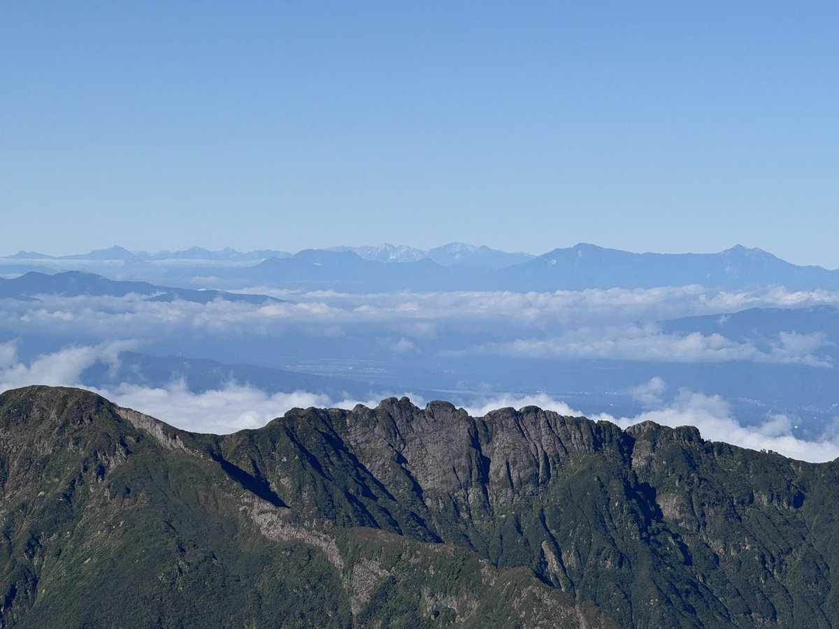 soigayatya's tweet photo. 八海山やっぱ荒々しいよ
飯豊山も見えてるっぽい？
登山口の枝折峠は滝雲のスポットだそうで、それ目当ての人も多かった
朝通過した時は真っ白だったけど、標高上げてくとちょっとそれっぽく見えるのも https://t.co/jumwqlHFUD
