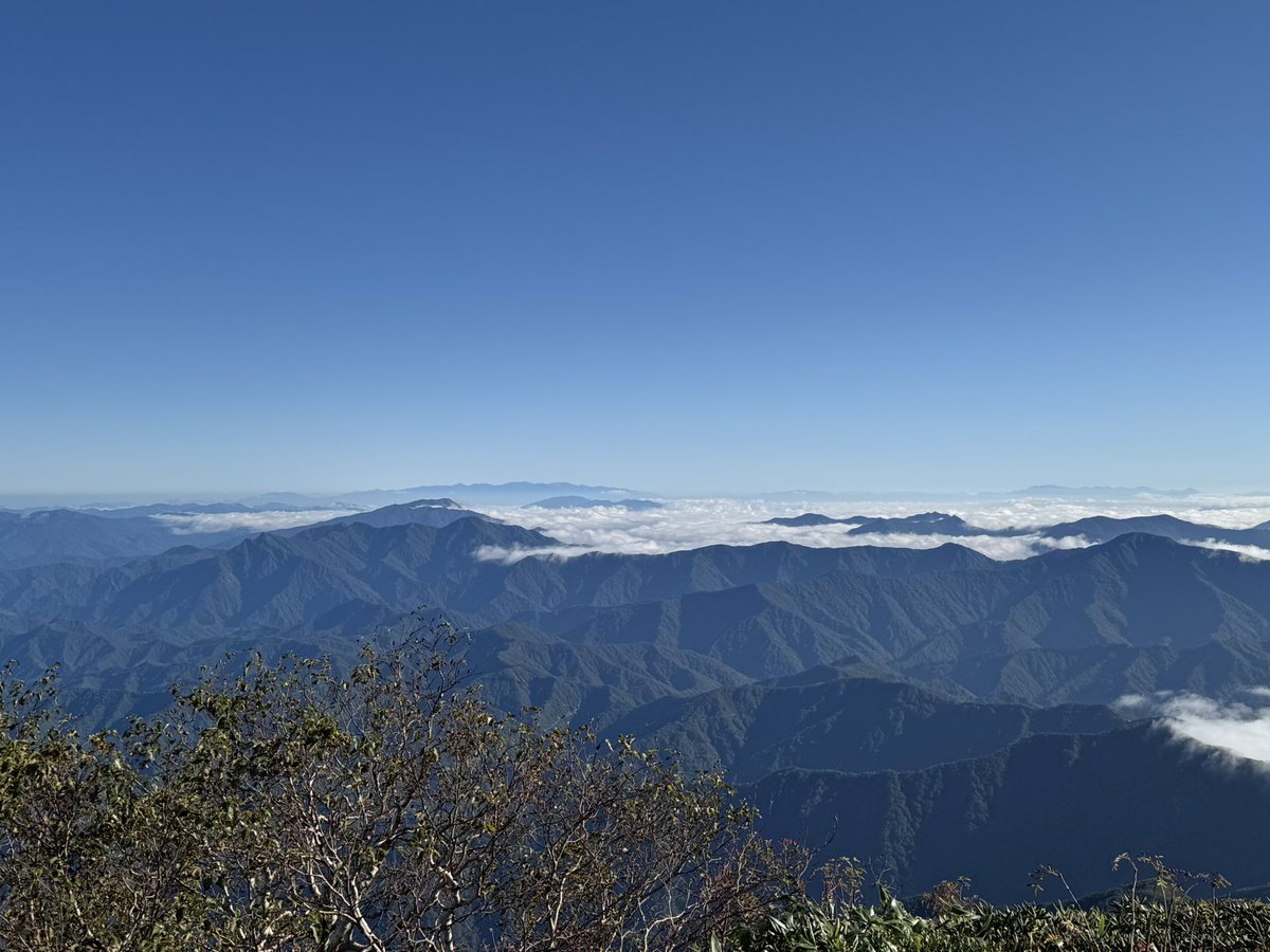 soigayatya's tweet photo. 八海山やっぱ荒々しいよ
飯豊山も見えてるっぽい？
登山口の枝折峠は滝雲のスポットだそうで、それ目当ての人も多かった
朝通過した時は真っ白だったけど、標高上げてくとちょっとそれっぽく見えるのも https://t.co/jumwqlHFUD