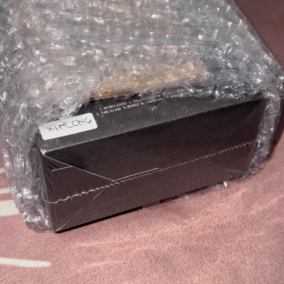 zyllyzz's tweet photo. udah nyampeeeeeee. Mau ngintip dikit, tp belum berani unboxing. Niatnya sih mau buka bareng jajananku yg lain, tp gatau klo tiba2 udh gatel pengen buka..... https://t.co/07K5A6iEp6