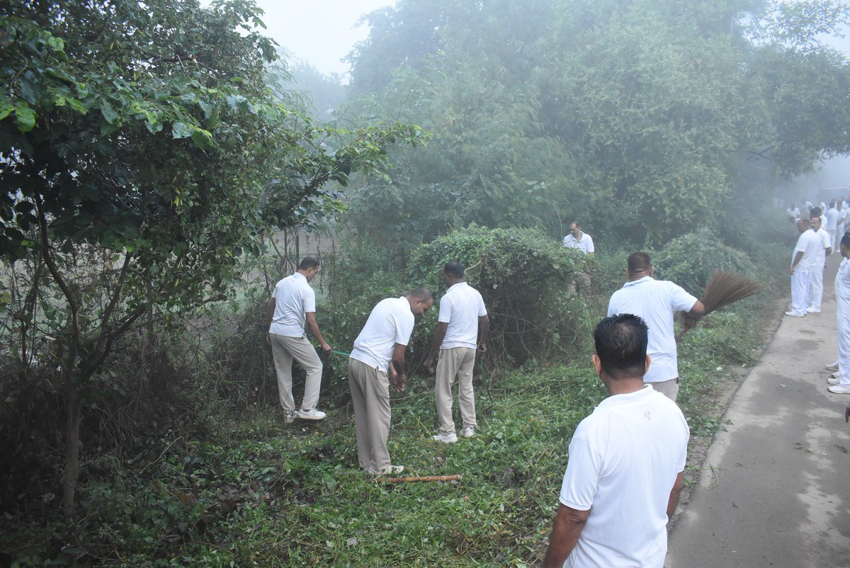 236bncrpf's tweet photo. दिनांक 29/09/26 को चलाए गए स्वच्छता ही सेवा अभियान के अंतर्गत 236 बटालियन केंद्रीय रिजर्व पुलिस बल द्वारा  वाहिनी के परेड ग्राउंड की बाउंड्री पर सफाई अभियान चलाया गया।
@crpfindia @HMOIndia @PIBHomeAffairs @PMOIndia @SwachhBharatGov @swachhbharat @MoHUA_India @MoJSDDWS https://t.co/HPJJpN4cTG