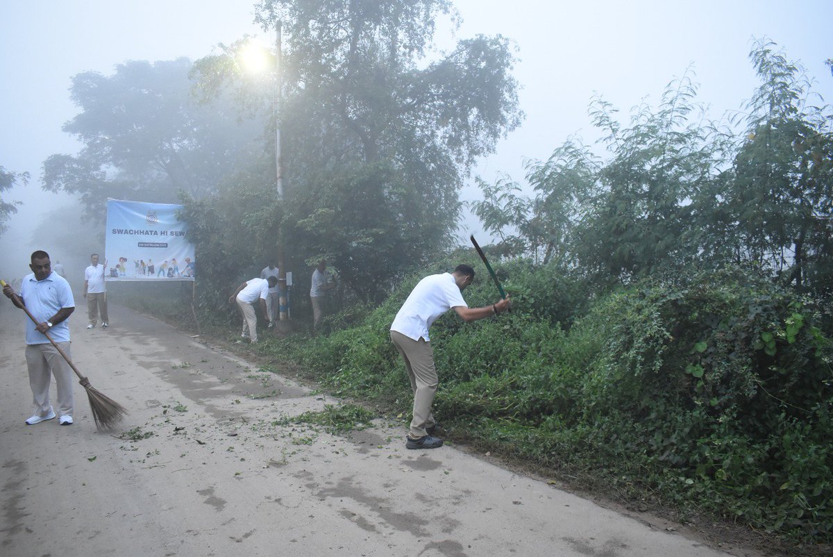 236bncrpf's tweet photo. दिनांक 29/09/26 को चलाए गए स्वच्छता ही सेवा अभियान के अंतर्गत 236 बटालियन केंद्रीय रिजर्व पुलिस बल द्वारा  वाहिनी के परेड ग्राउंड की बाउंड्री पर सफाई अभियान चलाया गया।
@crpfindia @HMOIndia @PIBHomeAffairs @PMOIndia @SwachhBharatGov @swachhbharat @MoHUA_India @MoJSDDWS https://t.co/HPJJpN4cTG
