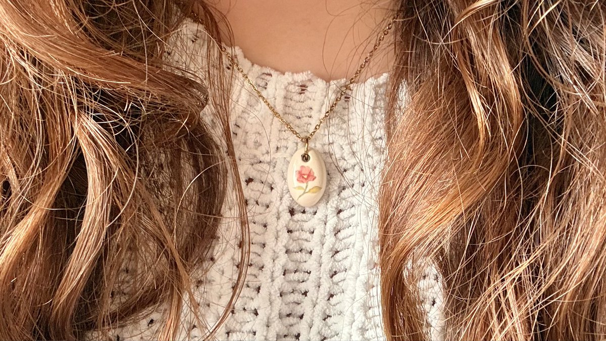 shefaery's tweet photo. moi et mon collier préféré contre le reste du monde https://t.co/vJ07UYuDQw