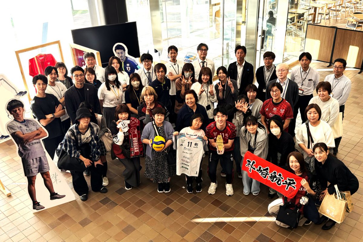 asahikawa_jp's tweet photo. ＼#外崎航平 選手が来庁！パネル＆受賞記念トロフィー 展示中✨／

大同生命SV.LEAGUE 2025-26シーズンで「トップサーブレシーバー」を受賞した、旭川市立永山中学校出身の外崎航平選手が、9/30(水)、旭川市役所に来庁され、市民の皆さんと一緒に改めて受賞をお祝いしました🎉

受賞を記念して制作した等身大パネルをお披露目し、外崎選手からパネルへのサインをいただきました✍️
また、受賞記念トロフィーもお借りし、等身大パネルとともに展示しています🏆

📍展示場所
旭川市役所 総合庁舎1階 アスリートスクエア

市役所へお越しの際は、ぜひ等身大の外崎選手と一緒に写真を撮ってみてください📷

ヴォレアス北海道の新シーズンは10/24(土)開幕🏐
今シーズンも外崎選手のさらなる活躍を、みんなで応援しましょう！🐺🔥

#旭川市 #旭川市スポーツ推進課 #ヴォレアス北海道