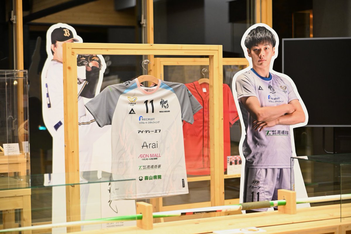 asahikawa_jp's tweet photo. ＼#外崎航平 選手が来庁！パネル＆受賞記念トロフィー 展示中✨／

大同生命SV.LEAGUE 2025-26シーズンで「トップサーブレシーバー」を受賞した、旭川市立永山中学校出身の外崎航平選手が、9/30(水)、旭川市役所に来庁され、市民の皆さんと一緒に改めて受賞をお祝いしました🎉

受賞を記念して制作した等身大パネルをお披露目し、外崎選手からパネルへのサインをいただきました✍️
また、受賞記念トロフィーもお借りし、等身大パネルとともに展示しています🏆

📍展示場所
旭川市役所 総合庁舎1階 アスリートスクエア

市役所へお越しの際は、ぜひ等身大の外崎選手と一緒に写真を撮ってみてください📷

ヴォレアス北海道の新シーズンは10/24(土)開幕🏐
今シーズンも外崎選手のさらなる活躍を、みんなで応援しましょう！🐺🔥

#旭川市 #旭川市スポーツ推進課 #ヴォレアス北海道