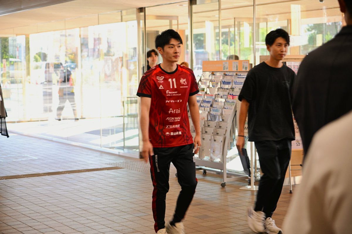 asahikawa_jp's tweet photo. ＼#外崎航平 選手が来庁！パネル＆受賞記念トロフィー 展示中✨／

大同生命SV.LEAGUE 2025-26シーズンで「トップサーブレシーバー」を受賞した、旭川市立永山中学校出身の外崎航平選手が、9/30(水)、旭川市役所に来庁され、市民の皆さんと一緒に改めて受賞をお祝いしました🎉

受賞を記念して制作した等身大パネルをお披露目し、外崎選手からパネルへのサインをいただきました✍️
また、受賞記念トロフィーもお借りし、等身大パネルとともに展示しています🏆

📍展示場所
旭川市役所 総合庁舎1階 アスリートスクエア

市役所へお越しの際は、ぜひ等身大の外崎選手と一緒に写真を撮ってみてください📷

ヴォレアス北海道の新シーズンは10/24(土)開幕🏐
今シーズンも外崎選手のさらなる活躍を、みんなで応援しましょう！🐺🔥

#旭川市 #旭川市スポーツ推進課 #ヴォレアス北海道