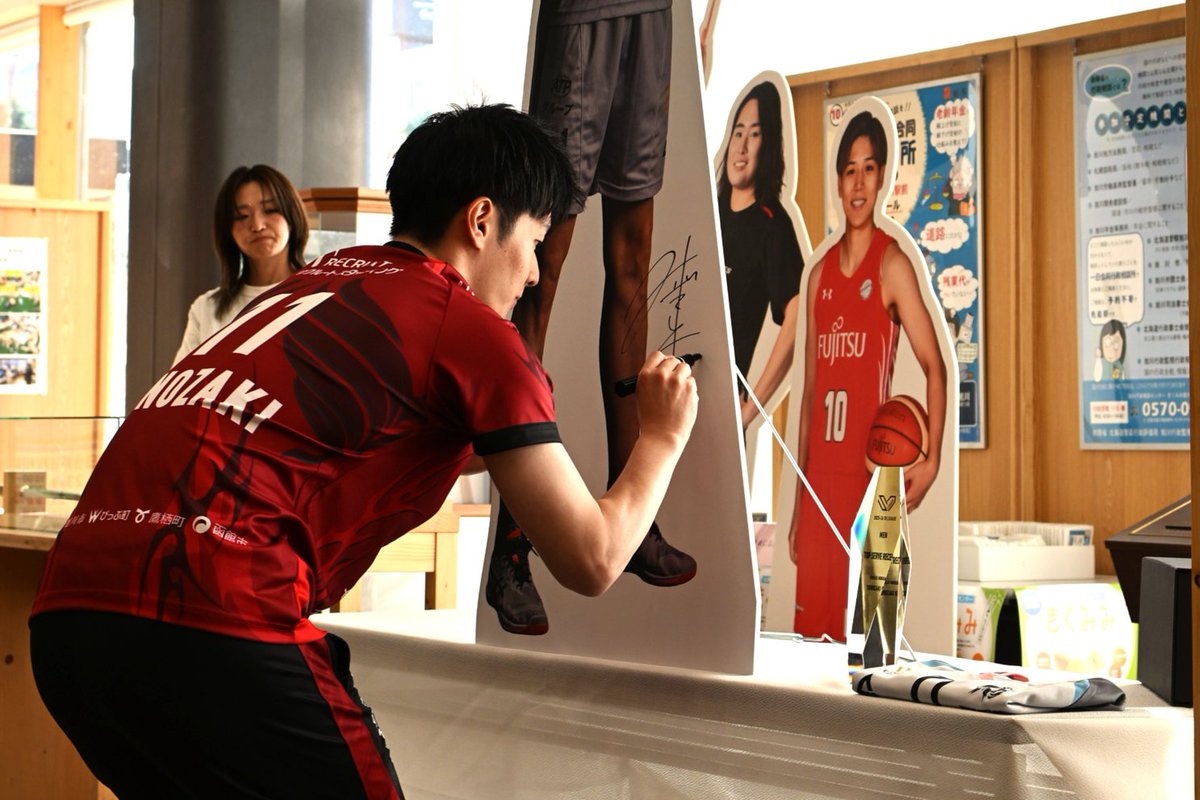 asahikawa_jp's tweet photo. ＼#外崎航平 選手が来庁！パネル＆受賞記念トロフィー 展示中✨／

大同生命SV.LEAGUE 2025-26シーズンで「トップサーブレシーバー」を受賞した、旭川市立永山中学校出身の外崎航平選手が、9/30(水)、旭川市役所に来庁され、市民の皆さんと一緒に改めて受賞をお祝いしました🎉

受賞を記念して制作した等身大パネルをお披露目し、外崎選手からパネルへのサインをいただきました✍️
また、受賞記念トロフィーもお借りし、等身大パネルとともに展示しています🏆

📍展示場所
旭川市役所 総合庁舎1階 アスリートスクエア

市役所へお越しの際は、ぜひ等身大の外崎選手と一緒に写真を撮ってみてください📷

ヴォレアス北海道の新シーズンは10/24(土)開幕🏐
今シーズンも外崎選手のさらなる活躍を、みんなで応援しましょう！🐺🔥

#旭川市 #旭川市スポーツ推進課 #ヴォレアス北海道