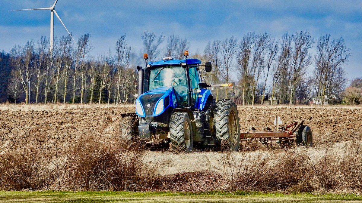 thefarmingiq's tweet photo. Canada is a potash powerhouse, but global shipping bottlenecks in the Strait of Hormuz are driving up nitrogen costs for Canadian farmers. 🌾

How input shocks, trade policy, and food prices intersect:

https://t.co/biOZuiuMxR

#CdnAg #AgTwitter #FarmEcon #Canola #Inflation https://t.co/LhM8hBLizZ