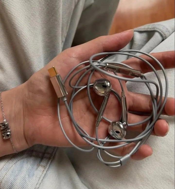 aesfell's tweet photo. Earphone kabel tapi look-nya cantik banget 😭🤍
silvernya bikin keliatan mahal, dipake sambil dengerin lagu juga jadi makin aesthetic. https://t.co/u5OQFLSOpp