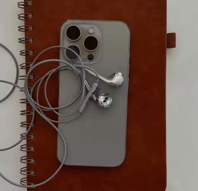 aesfell's tweet photo. Earphone kabel tapi look-nya cantik banget 😭🤍
silvernya bikin keliatan mahal, dipake sambil dengerin lagu juga jadi makin aesthetic. https://t.co/u5OQFLSOpp