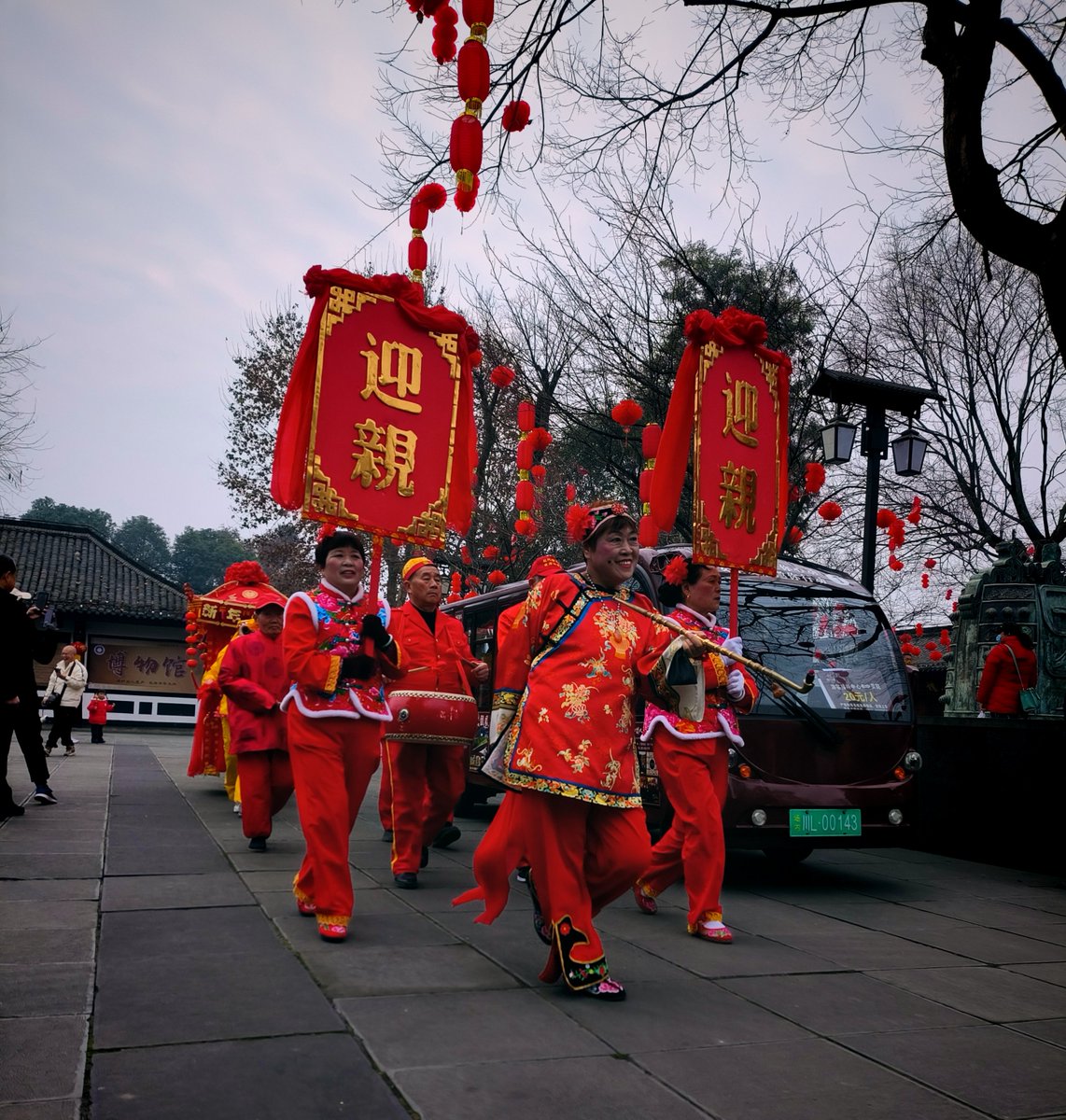 aura_micha_64's tweet photo. Exploring the charm of Shaanxi, the sedan chair that carries momentum, the grapes that burst with sweetness, and the hot grilled chestnuts—yummy and full of joy! https://t.co/8G7EigD8vh