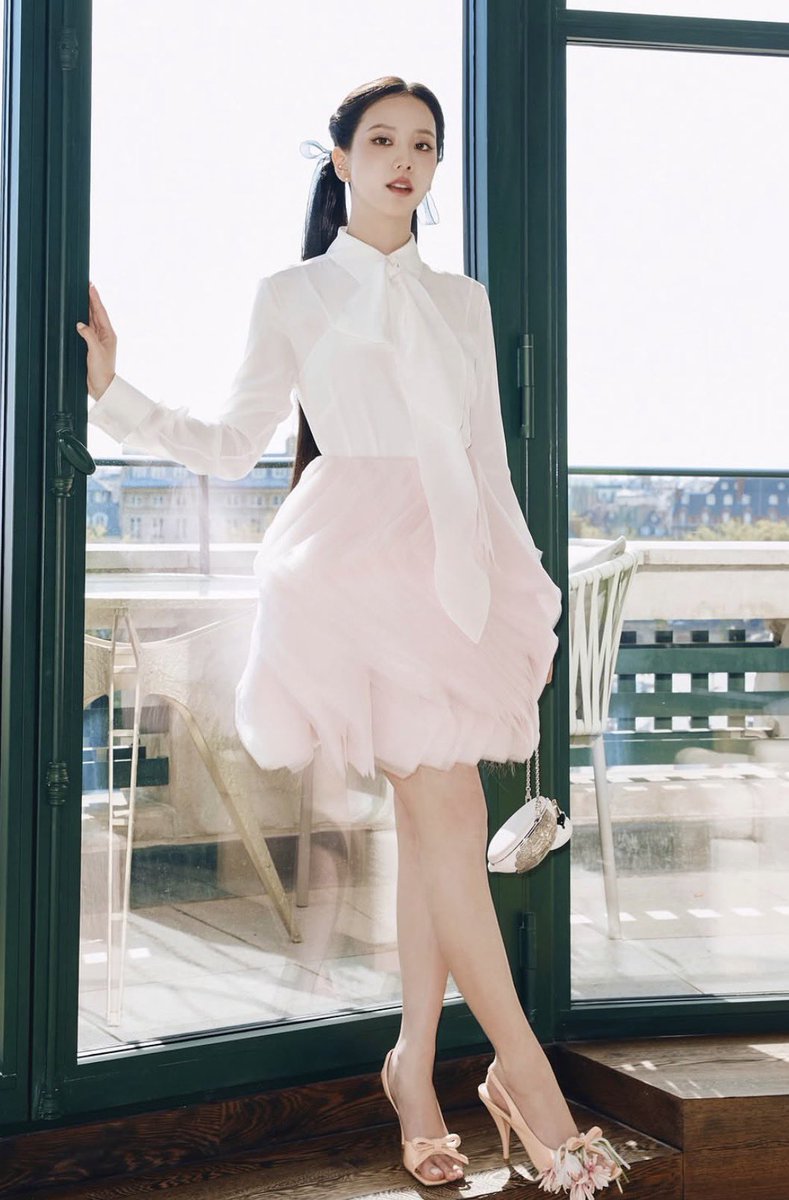 yk2aii's tweet photo. JISOO X DIOR https://t.co/u13DA0dozP