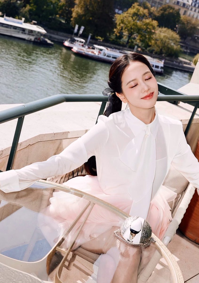 yk2aii's tweet photo. JISOO X DIOR https://t.co/u13DA0dozP
