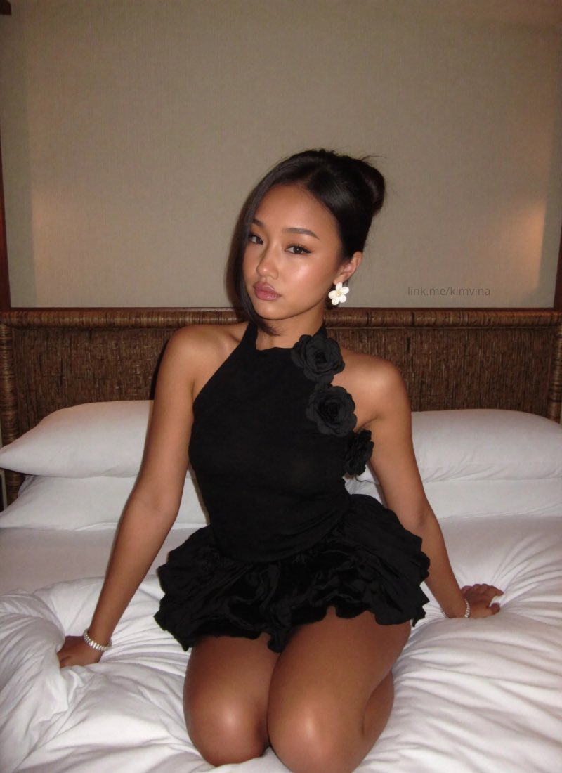 kimfwuu's tweet photo. Would you take me on a date in this dress? https://t.co/DquN6UCIxW
