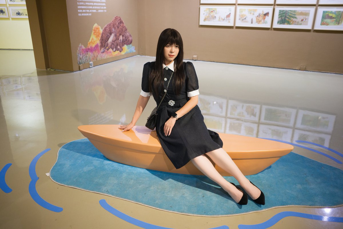 zzpufo's tweet photo. 我觉得拍照难在表情和姿势，特别是姿势。我每次女装出门前会对镜子做表情摆姿势，然后记住肌肉和体态感觉。但拍的时候……就全都忘啦！
2026年9月27日，在今日美术馆。
能现在发出这条消息是因为刚刚下班才有时间修图和上传！希望今天没有比我更晚下班的！还在上班的看到消息后也快要下班了！ https://t.co/Qlo3Q8Muje