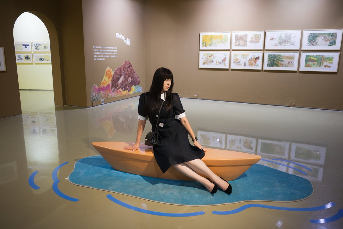 zzpufo's tweet photo. 我觉得拍照难在表情和姿势，特别是姿势。我每次女装出门前会对镜子做表情摆姿势，然后记住肌肉和体态感觉。但拍的时候……就全都忘啦！
2026年9月27日，在今日美术馆。
能现在发出这条消息是因为刚刚下班才有时间修图和上传！希望今天没有比我更晚下班的！还在上班的看到消息后也快要下班了！ https://t.co/Qlo3Q8Muje