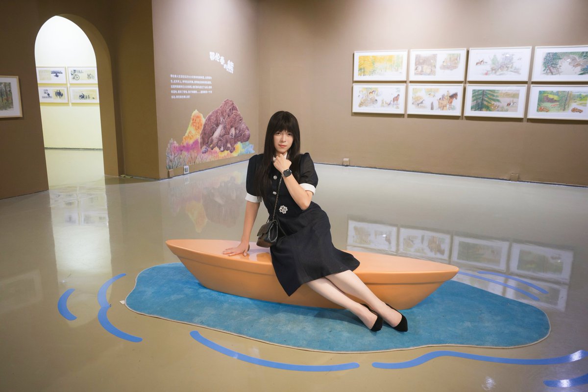 zzpufo's tweet photo. 我觉得拍照难在表情和姿势，特别是姿势。我每次女装出门前会对镜子做表情摆姿势，然后记住肌肉和体态感觉。但拍的时候……就全都忘啦！
2026年9月27日，在今日美术馆。
能现在发出这条消息是因为刚刚下班才有时间修图和上传！希望今天没有比我更晚下班的！还在上班的看到消息后也快要下班了！ https://t.co/Qlo3Q8Muje