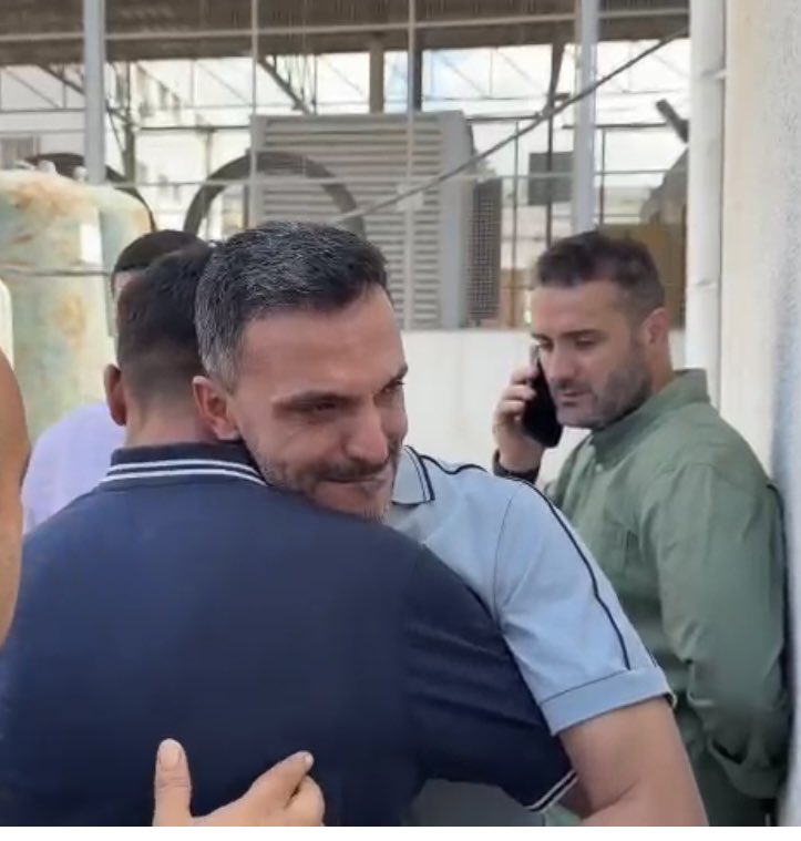 TamerMisshal's tweet photo. مراسل الجزيرة بغزة مؤمن الشرافي يفقد شقيقه اليوم شهيدا بعد أن كان ودع في الحرب والده ووالدته وأكثر من عشرين من أفراد أسرته شهداء .. صبّرك الله يا حبيب https://t.co/hI5BbTFxWR