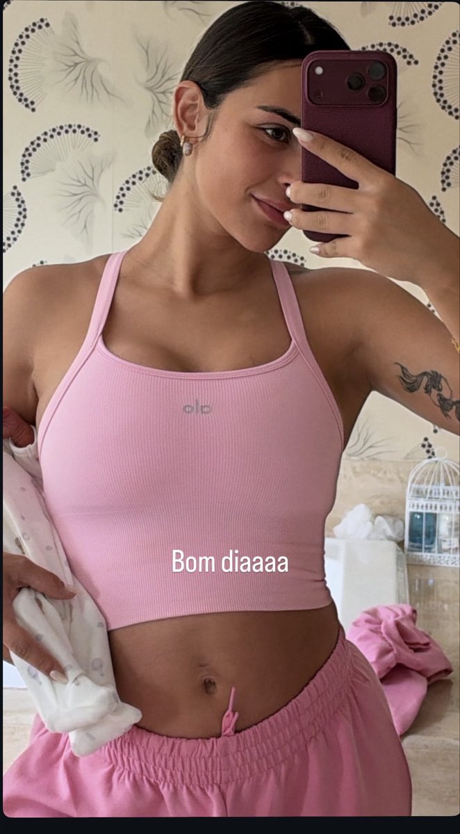 Almeida1774835's tweet photo. Gente, fazem só 4 dias que ela deu à luz! Olha o corpo da Tainá Militão! 😱 https://t.co/5ZkNvL0MkA