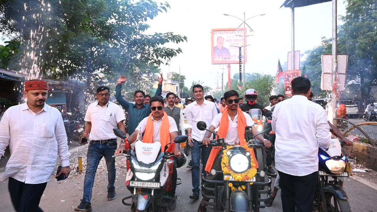 HumlalPatel's tweet photo. माननीय यशस्वी देश के प्रधानमंत्री श्री @narendramodi जी के जन्मभूमि से कर्म भूमि गुजरात वडनगर से वाराणसी तक निकली बाइक यात्रियों का कवर्धा नगर में भाजयुमो व भाजपा के वरिष्ठ नेताओं द्वारा भव्य स्वागत।
#सेवा_संकल्प_अभियान #सेवा_का_25साल_बेमिसाल https://t.co/dcduT954tr