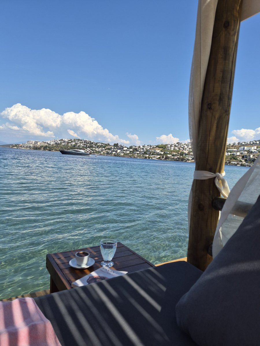 duygulady35's tweet photo. Nihayet kendime boş bir zaman buldum..🙈 Hava miiis ve localar da bana kalmış yuppii.🥳💙
#çarşamba #offday #deniz #kalp #ben https://t.co/AEw0EQvkWr