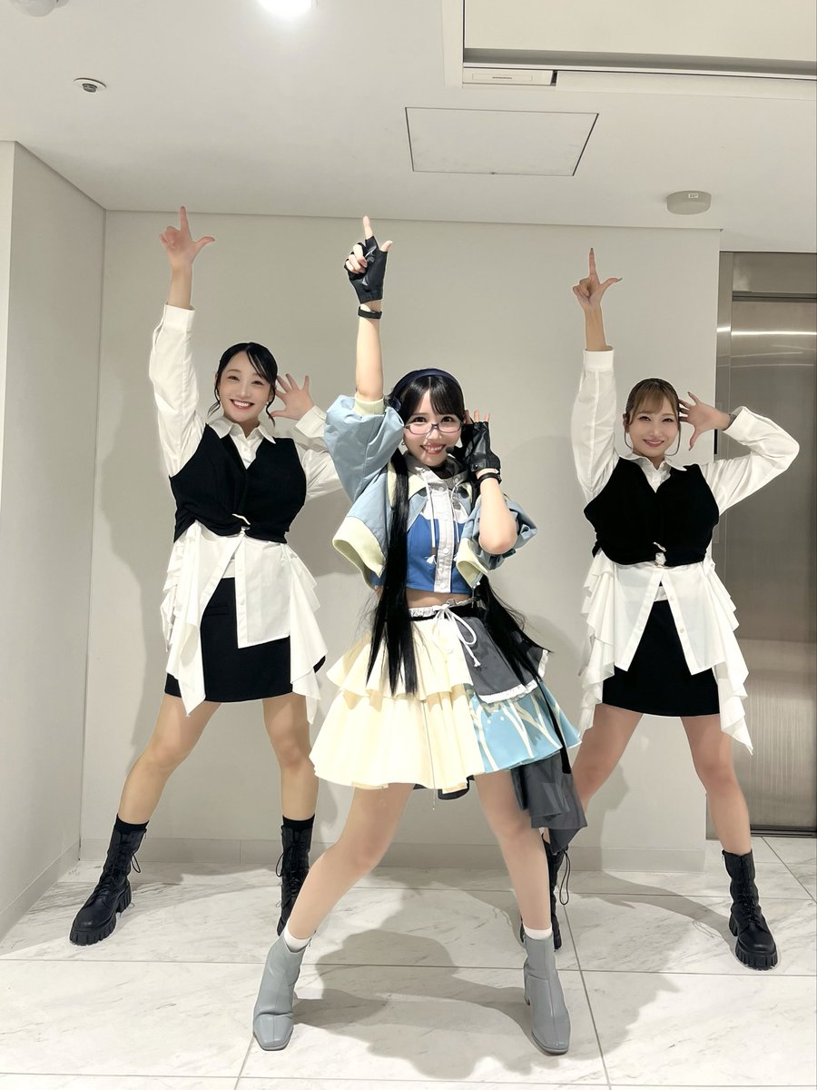 kisui_shio's tweet photo. #シャニマスソロライブMSP #三峰結華 

『最上級パンチライン』
を一緒に盛り上げてくださった
moenaさん
原島かの子さん
とお写真を撮っていただきました…！🩵

お二人のダンス、かっこよすぎて、本当に心強くて、そしてお優しくて…！
一緒にできてほんとに幸せでした🥲✨

またご一緒できますように😌🩷祈